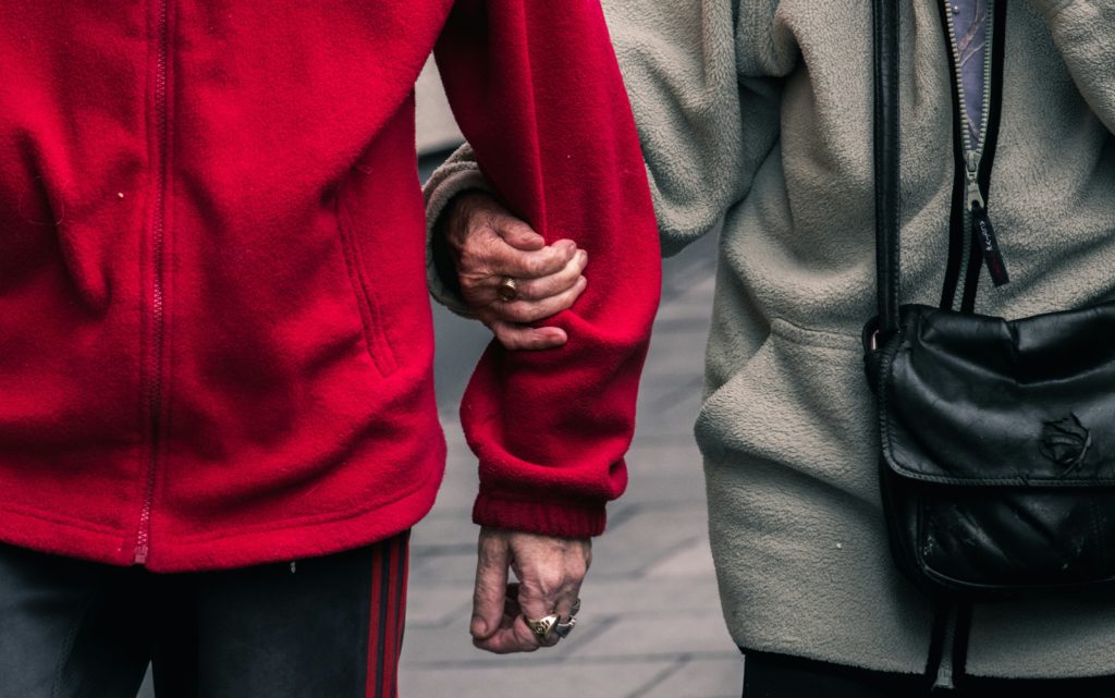 Comment protéger une personne âgée vulnérable ?